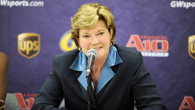 PHOTO: Head coach Pat Summitt of the Tennessee Volunteers talks at a press conference after the game against the George Washington Colonials December 2, 2008 at the Smith Center in Washington D.C.