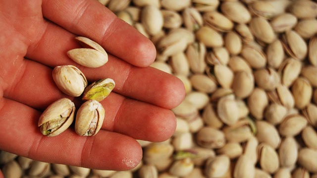 PHOTO: Eating pistachios with their shells can help you eat less.
