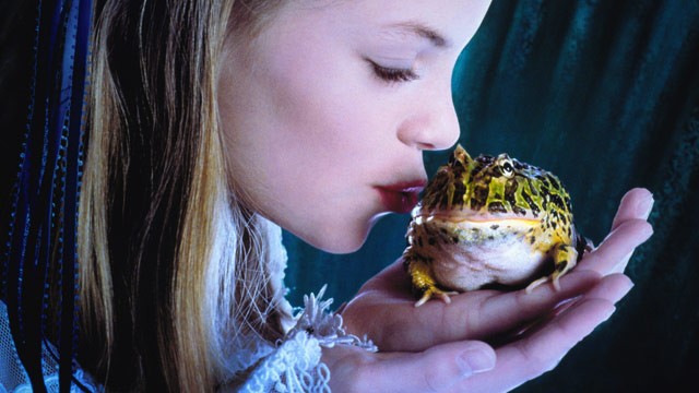 PHOTO: Princess kissing frog