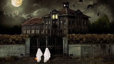PHOTO: Children in ghost costumes trick or treat at a haunted house.