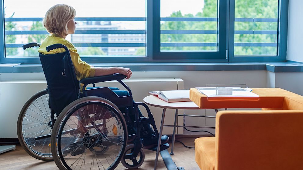 PHOTO: Teen in wheelchair