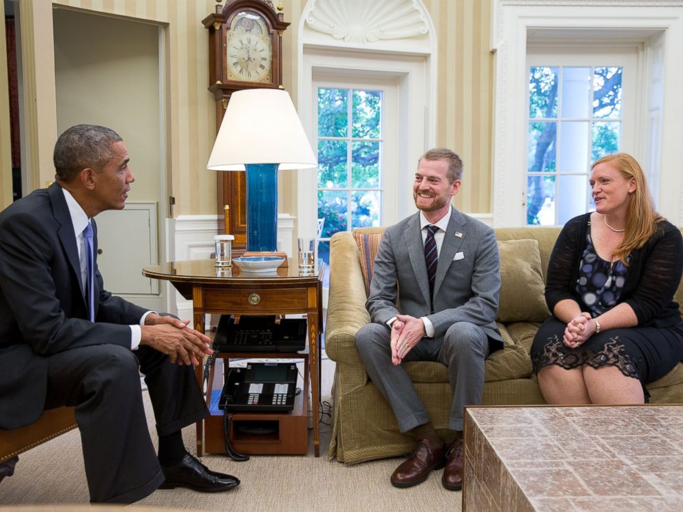 PHOTO: President Barack Obama meets with Dr. Kent Brantly and his wife, Amber, during an Oval Office drop by on Sept. 16, 2014. 