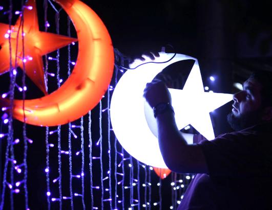 Muslims begin Ramadan