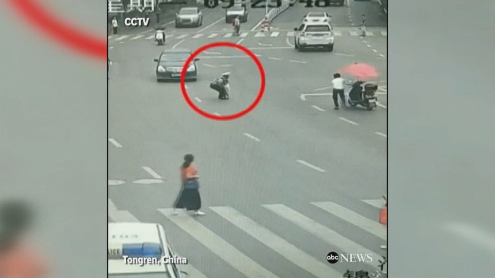 Toddler rescued from oncoming cars in China
