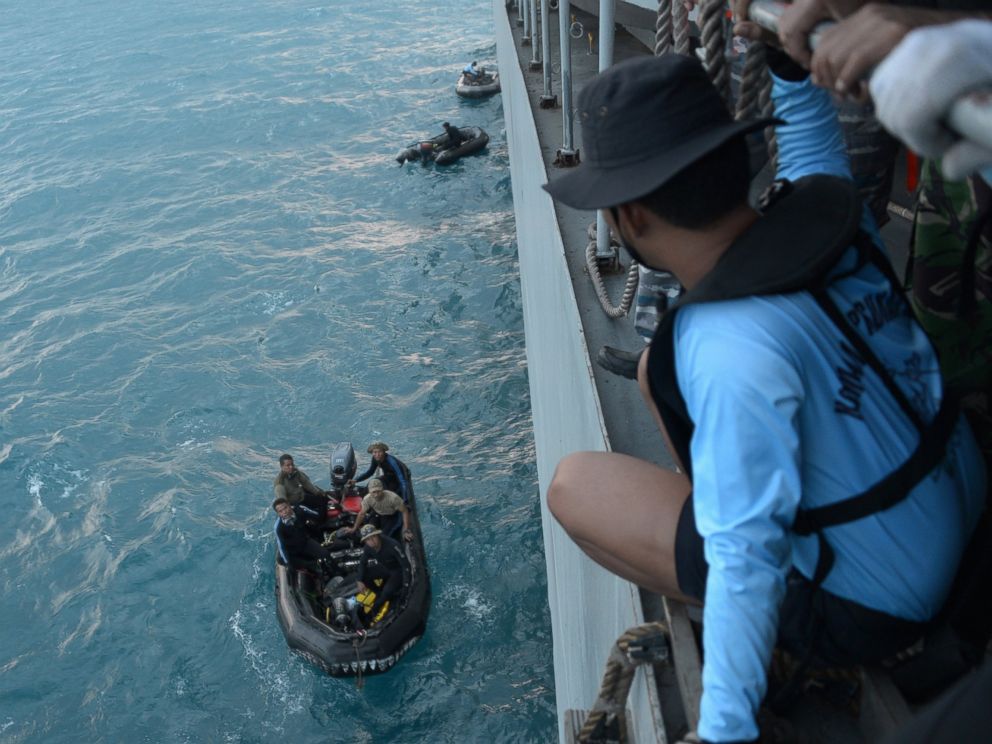PHOTO: Indonesian navy divers prepare operations to lift the tail of AirAsia Flight 8501 in Java sea, Indonesia, Jan. 9, 2015.