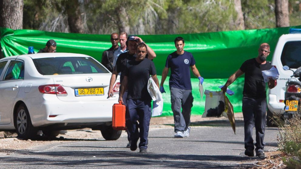 PHOTO: Israeli forensic police officers carry evidence bags from a forest in Jerusalem, July 2, 2014, after a Palestinian teen was found murdered.