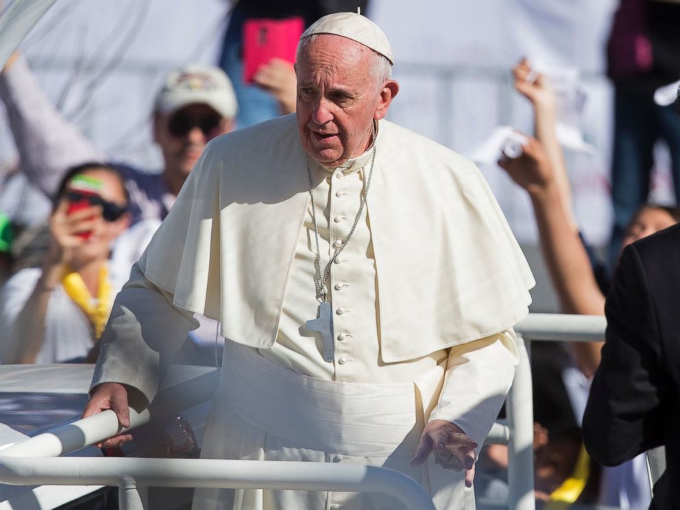 PHOTO: Pope Francis looks at the crowd that came to welcome him upon arrival to Benito Juarez International Airport in Ciudad Juarez, Mexico, Feb. 17, 2016.