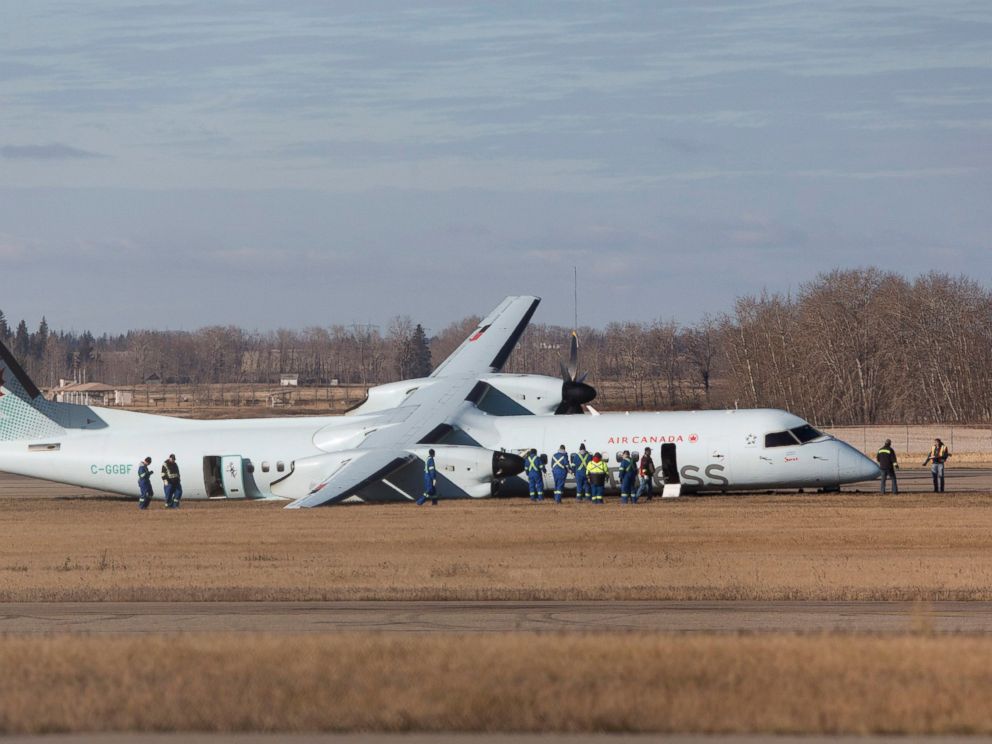 PHOTO: Investigators look over the scene of an Air Canada passenger plane after it had rough landing in Edmonton, Alberta on Friday, Nov. 7, 2014.