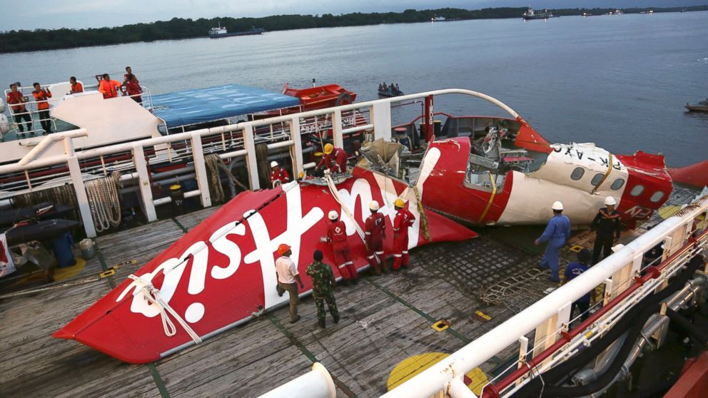 AirAsia:Buzos encontraron y están trabajando para levantar las dos cajas negras del avión de AirAsia que se estrelló hace más de dos semanas