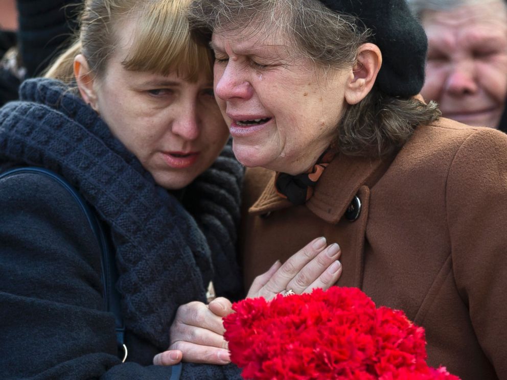 PHOTO: Relatives of Ukrainian soldier Sergey Kokurin, 35, during his funeral in Simferopol, Crimea, Saturday, March 22, 2014.