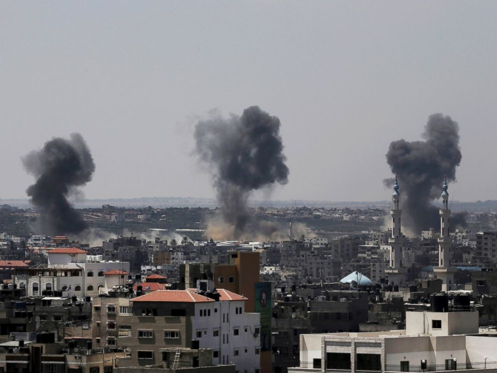 PHOTO: Smoke rises after Israeli missile strikes hit the northern Gaza Strip, July 16, 2014.