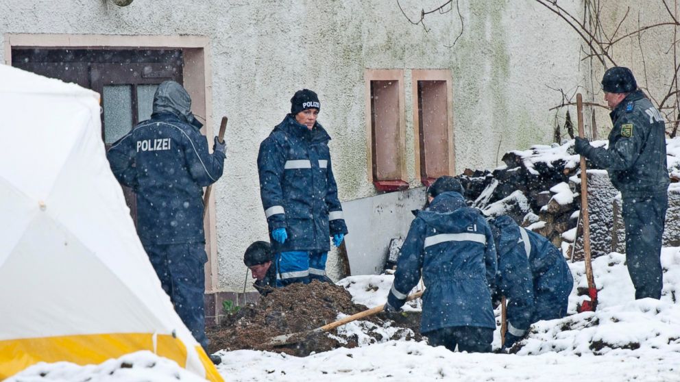 PHOTO: Police investigate the area around a house near Reichenau, south of Dresden