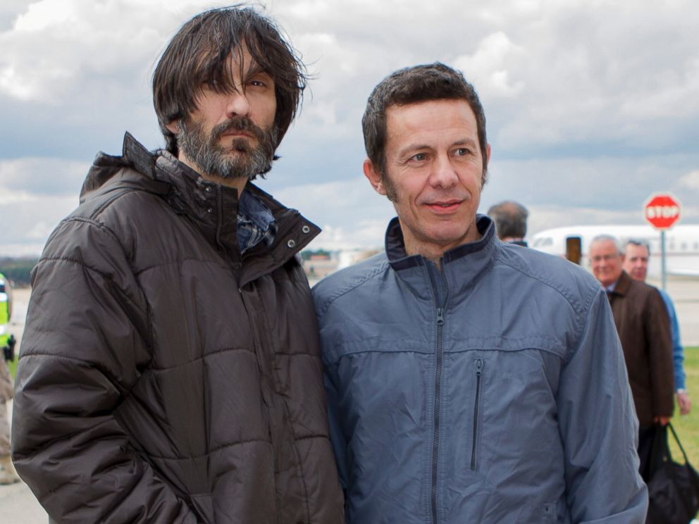 PHOTO: Spanish reporters Javier Espinosa, right, and Ricardo Garcia Vilanova, left, poses upon their arrival at the military airbase in Torrejon de Ardoz, Madrid, Sunday, March 30, 2014.