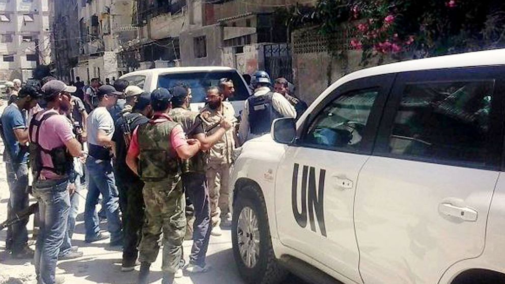 PHOTO: Syrian rebels escort the UN investigation team