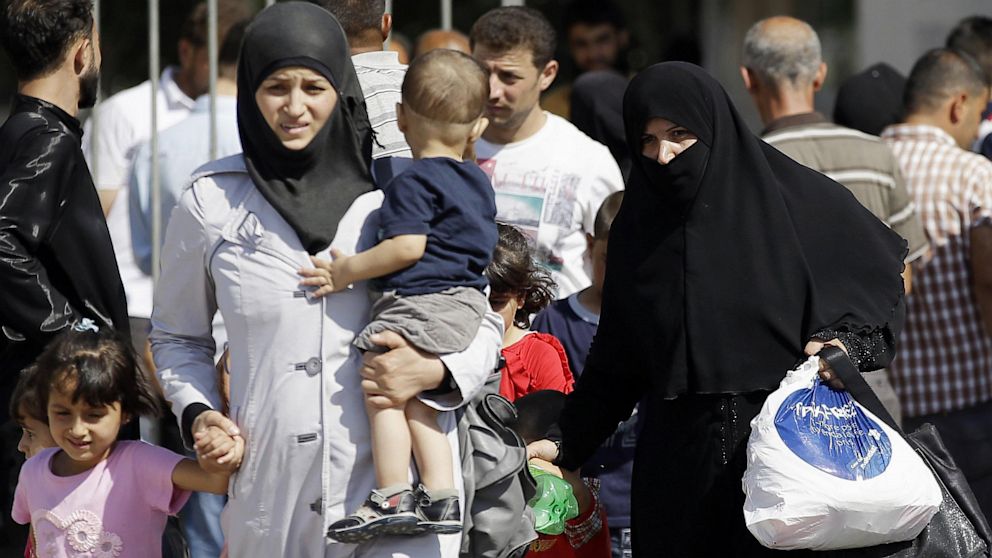 PHOTO: Syrian refugees pass through the Turkish Cilvegozu gate border, Saturday, Aug. 31, 2013.