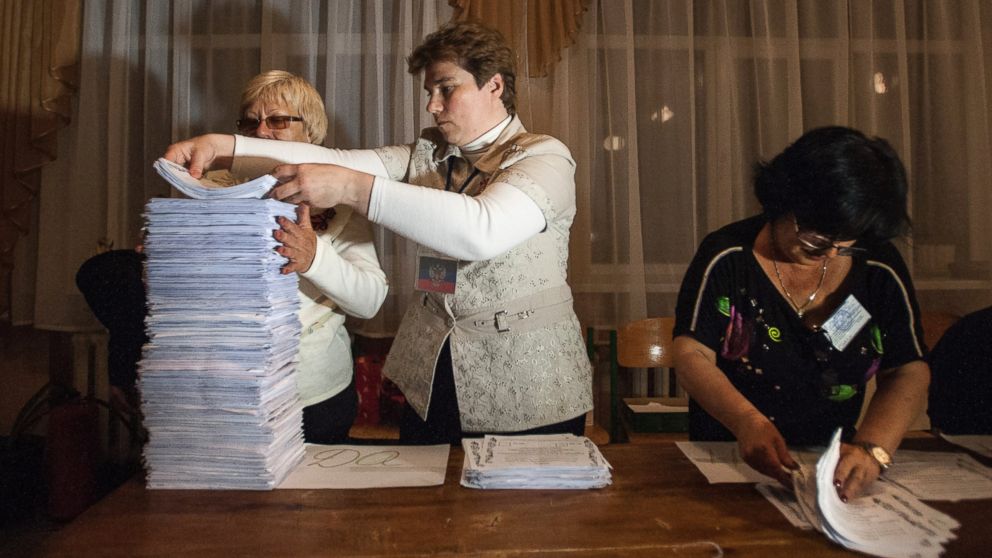 PHOTO: Members of the election committee empty a ballot box after voting closed at a polling station in Donetsk, Ukraine, May 11, 2014.