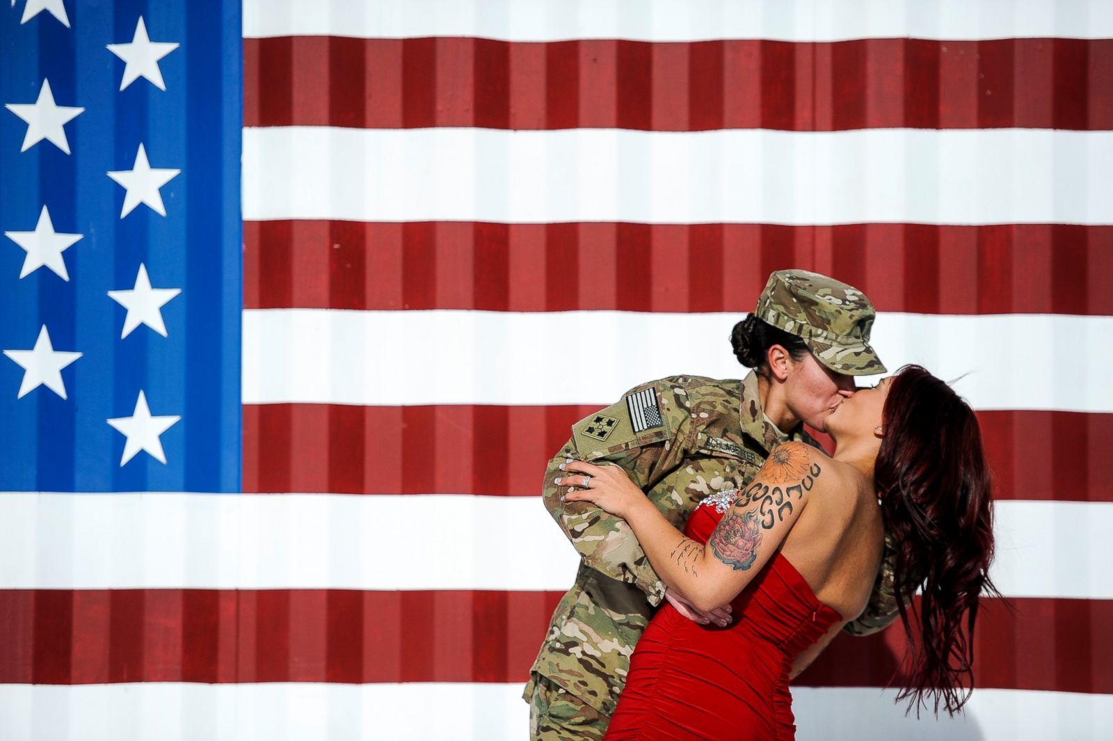 AP_week_in_pictures_kiss_jef_141114_3x2_