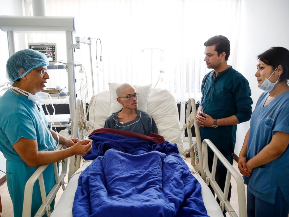 Bác sĩ Chakra Rai Pandey đã tiến hành kiểm tra cho Liang Sheng Yueh một ngày sau khi anh được giải thoát thành công trên chiếc trực thăng, ở Kathmandu, Nepal, 27 tháng 4 năm 2017.