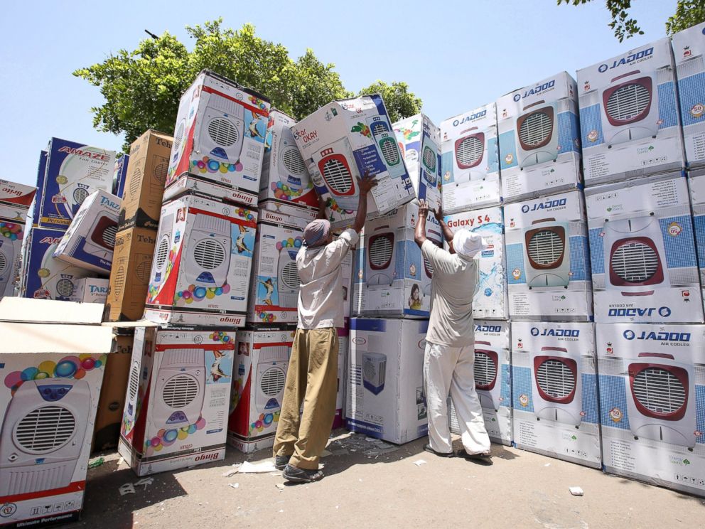 PHOTO: Indian laborers prepare air coolers for sale as temperature rises in New Delhi, May 27, 2015.