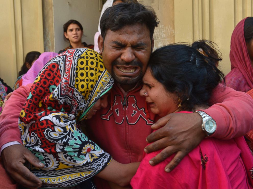PHOTO: Pakistani Christians mourn the death of a blast victim of the March 27 suicide bombing, in Lahore, Pakistan on March 28, 2016.