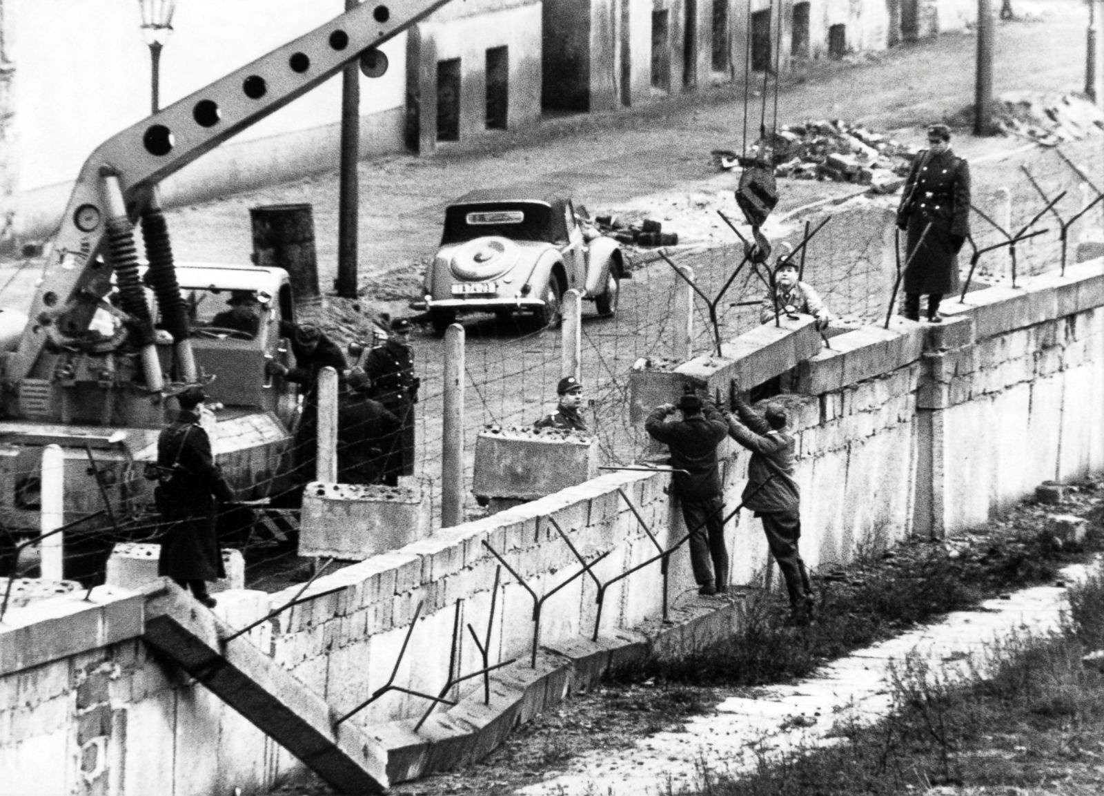 fall-of-the-berlin-wall-25th-anniversary-photos-image-1-abc-news