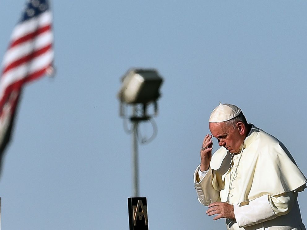 PHOTO: Pope Francis prays next to he US border before celebrating mass at the Ciudad Juarez fairgrounds, Feb. 17, 2016.