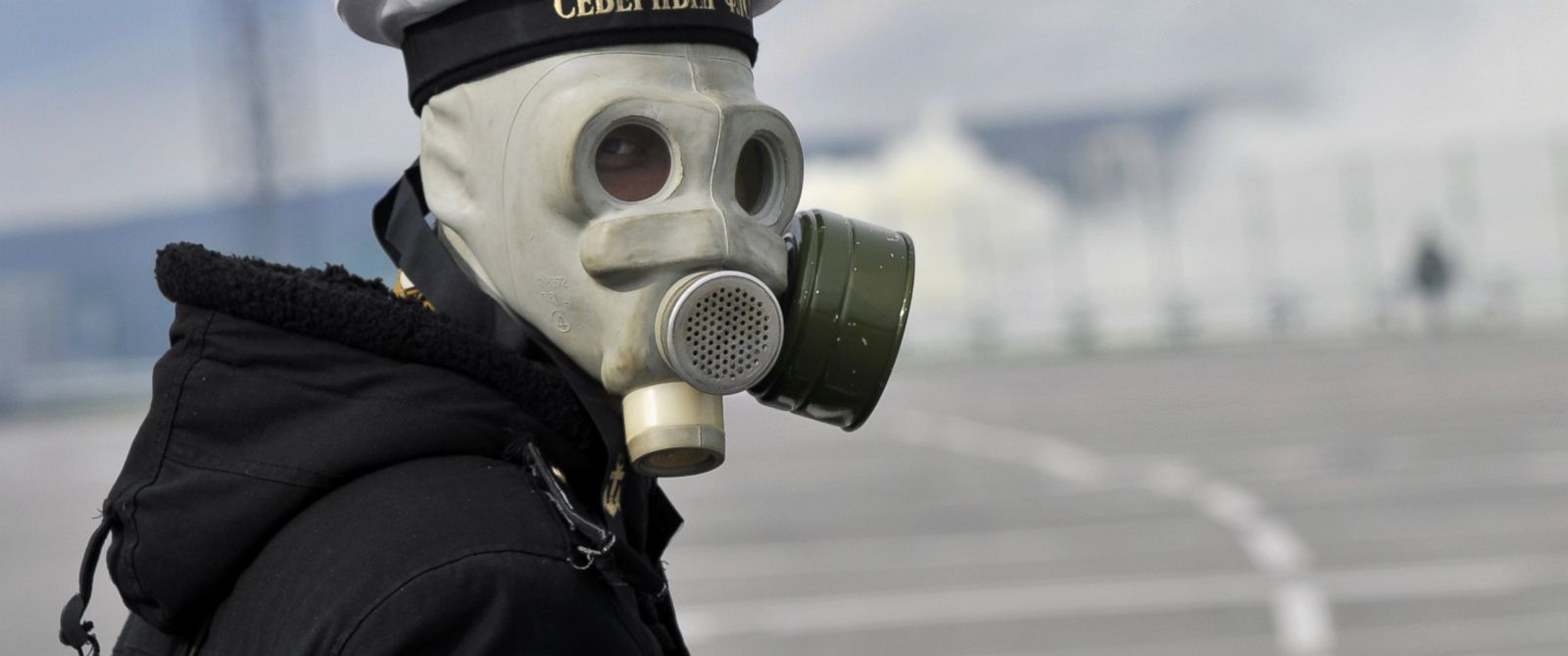 PHOTO: A serviceman of a radiological, chemical and biological defense unit wearing a gas mask takes part in a military drill to create smoke screens to conceal the Russian Northern Fleet base in Severomorsk.