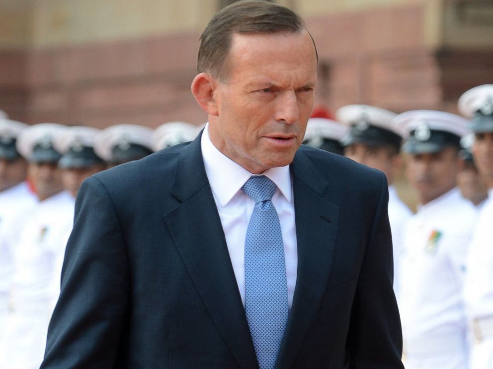 PHOTO: Australian Prime Minister Tony Abbott walks past an honor guard during a welcoming ceremony at the presidential palace in New Delhi, Sept. 5, 2014.