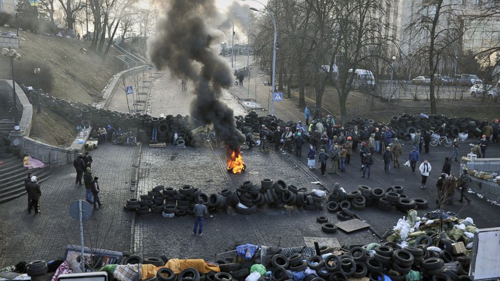 PHOTO: Anti-government protesters gather between barricades in central Kiev on Feb. 21, 2014.