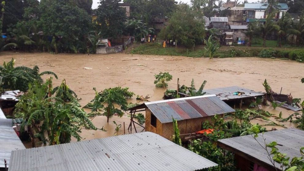 PHOTO: Rianne Tecson tweets, "Families in Isla Verde, Brgy. San Isidro, Talisay City flee their homes due to flashfloods. #YolandaPH"