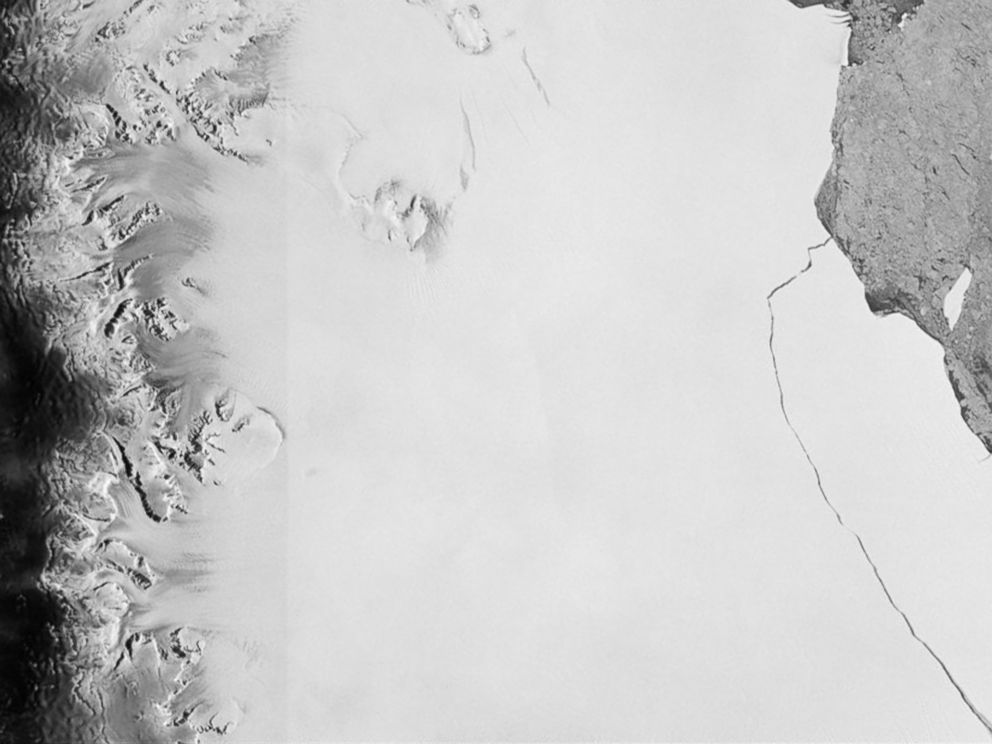 PHOTO: A section of an iceberg about 6,000 sq km broke away as part of the natural cycle of iceberg calving off the Larsen-C ice shelf in Antarctica in this satellite image released by the European Space Agency, July 12, 2017.