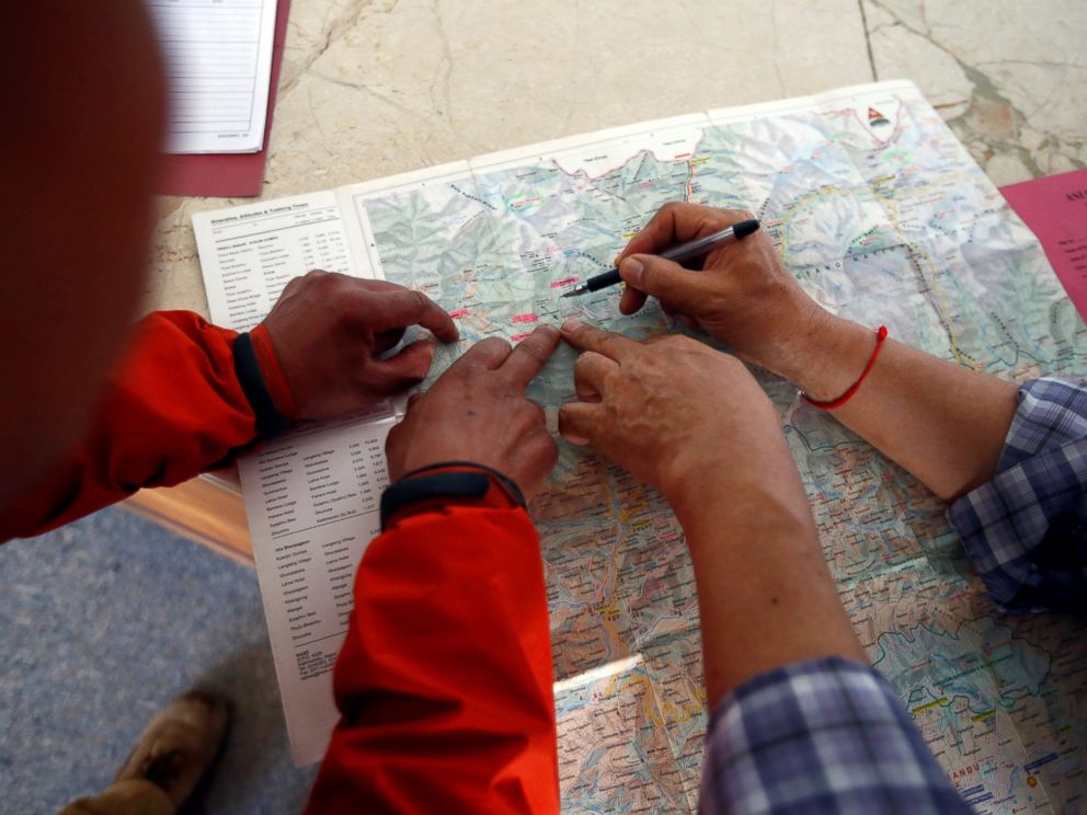 Nhân viên giải cứu từ Asian Trekking đã chỉ ra địa điểm nơi Liang Sheng Yueh và Liu Chen Chun được tìm thấy, ở Kathmandu, Nepal vào 26 tháng 4 năm 2017.