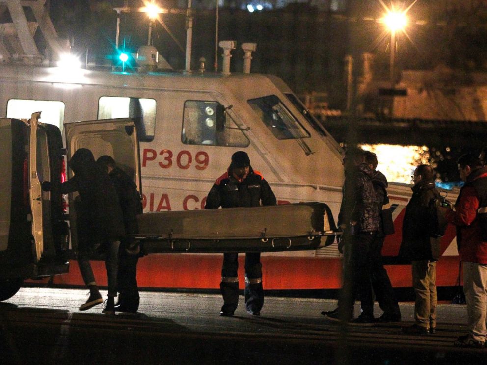 PHOTO: Italian Coast Guard members carry a body as they arrive in the Brindisi harbor, Brindisi, Italy, Dec. 28, 2014.