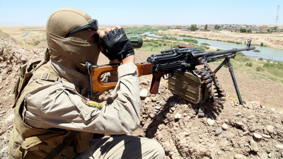 FOTO: Um membro das forças de segurança curdas toma sua posição durante uma implantação de segurança intensa procura de militantes do Estado Islâmico do Iraque e do Levante (ISIL), nos arredores de Mosul, Junho 22, 2014.