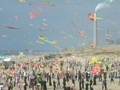 VIDEO: 6,000 children fly their kites on beach in Gaza.