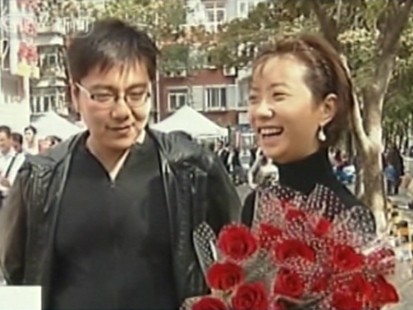 VIDEO: Thousands of couples in China get married on September 9, 2009.