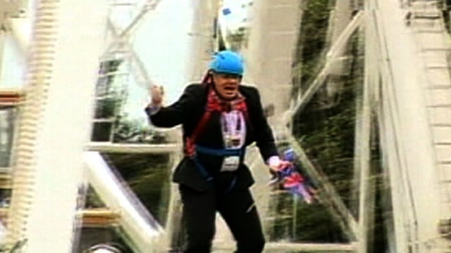 VIDOE: London Mayor Stuck in Zipline During Olympic Stunt