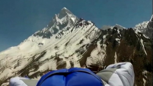 VIDEO:Valery Rozov jumped from a 6,000-meter mountain after 6 days of climbing.