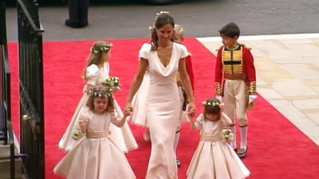 VIDEO Pippa Middleton arrives at Westminster Abbey with bridesmaides and 