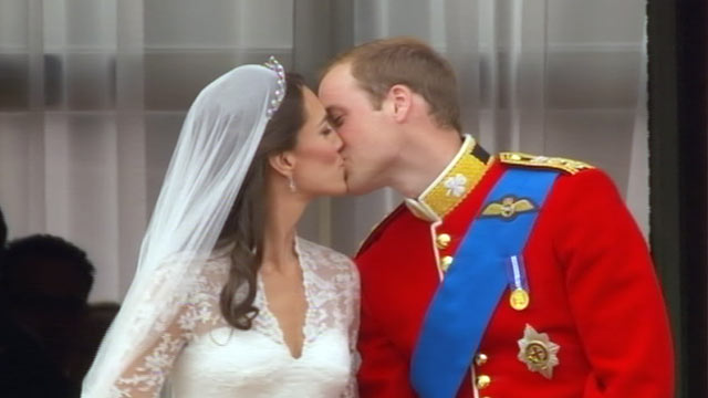 PHOTO: Prince William and Catherine Middleton kiss on the balcony of the Buckingham Palace, April 29 2011.