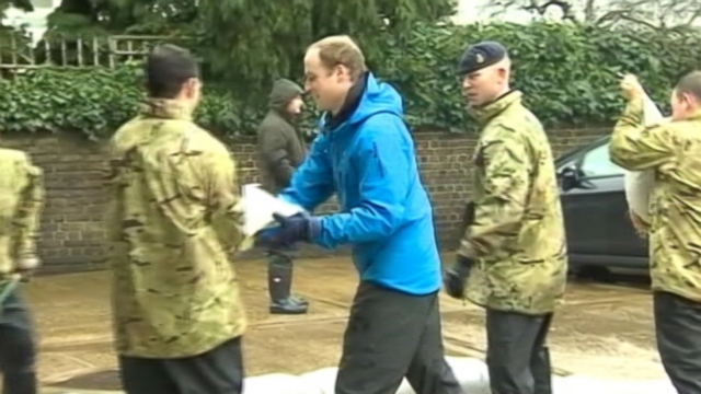 VIDEO: The Duke of Cambridge and his brother are hauling sandbags to protect homes in Berkshire.
