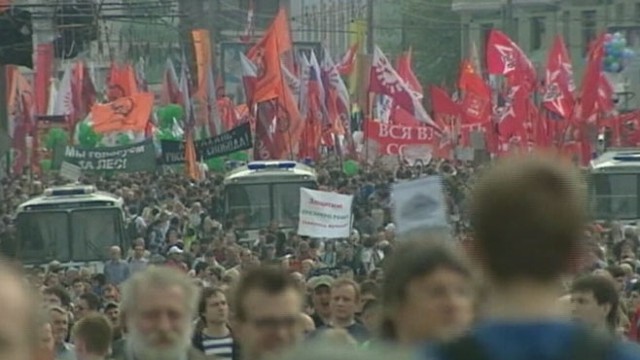 VIDEO: Anti-Putin activists clashed with riot police in the streets of Moscow.