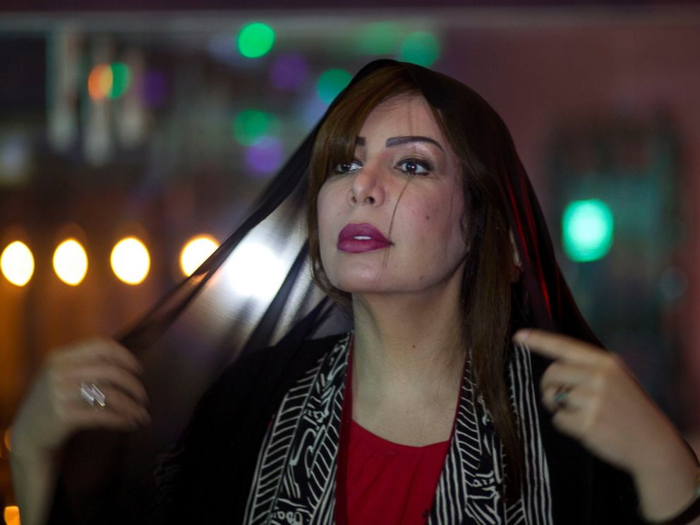 PHOTO: Saudi womens rights activist Souad al-Shammary puts on a head scarf in Jiddah, Saudi Arabia, May 7, 2016.