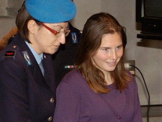 Police say Amanda Knox acted strangely in police station