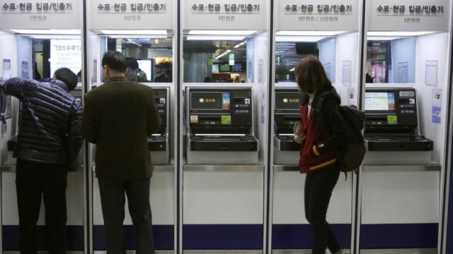 PHOTO: Depositors try to use automated teller machines of Shinhan Bank while the bank's computer networks are paralyzed at a subway station in Seoul, South Korea, Wednesday, March 20, 2013.