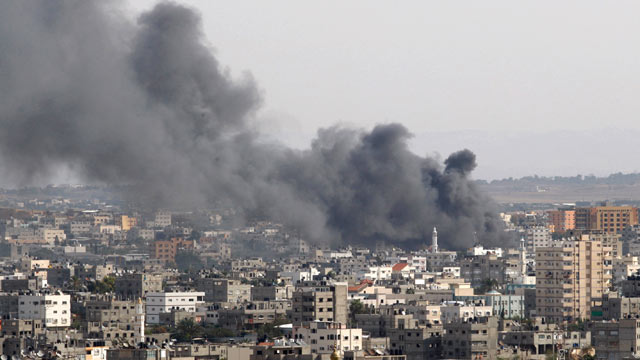 PHOTO: Smoke rises following an Israeli attack in Gaza City, Nov. 16, 2012.