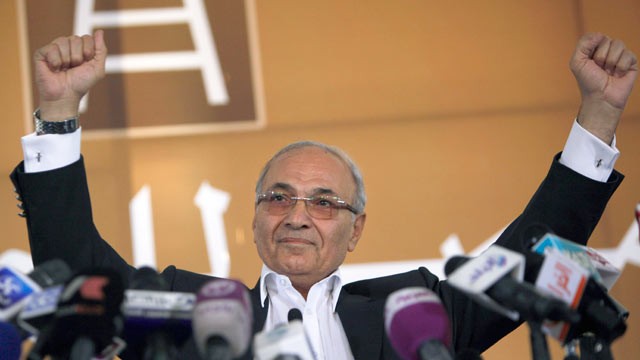 PHOTO: Egyptian presidential candidate Ahmed Shafiq addresses his supporters during an election rally in Cairo, Egypt, June 14, 2012.