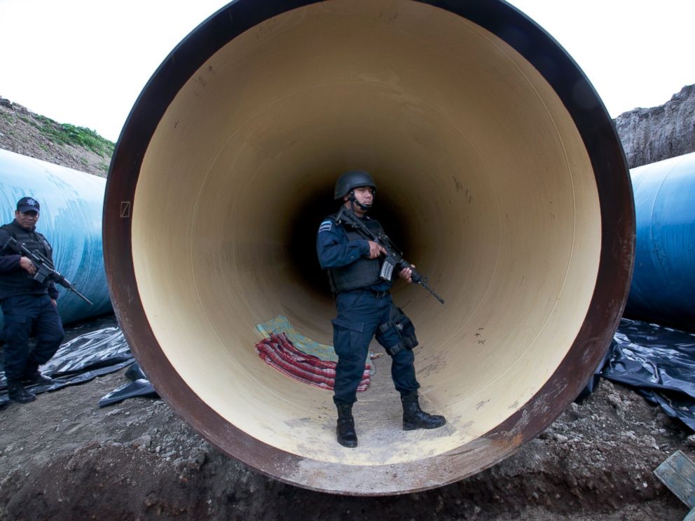 PHOTO: Federal police guard a drainage pipe outside of the Altiplano maximum security prison in Almoloya, west of Mexico City, July 12, 2015.