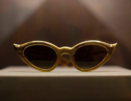 Mexican artists curious and fantastic clothes on exhibit 