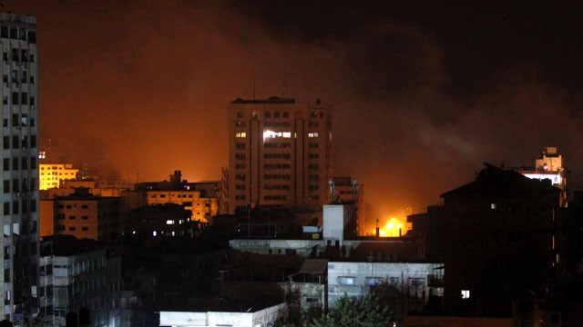 PHOTO: Smoke rises after an Israeli strike in Gaza City, Tuesday, Nov. 20, 2012.